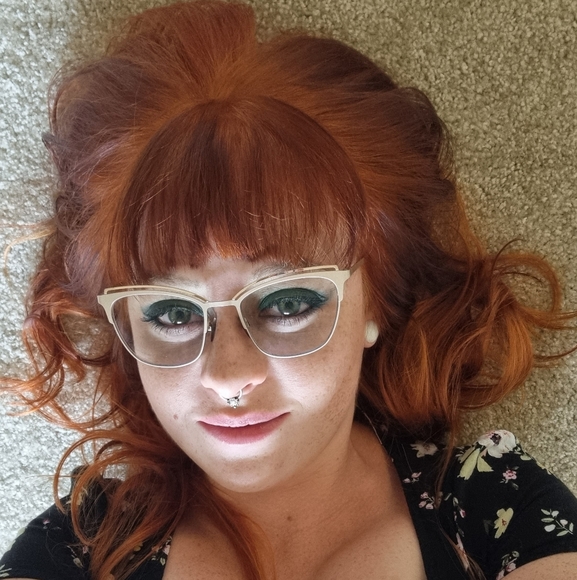 Meet your Posher, Dee - Picture 3 of 3